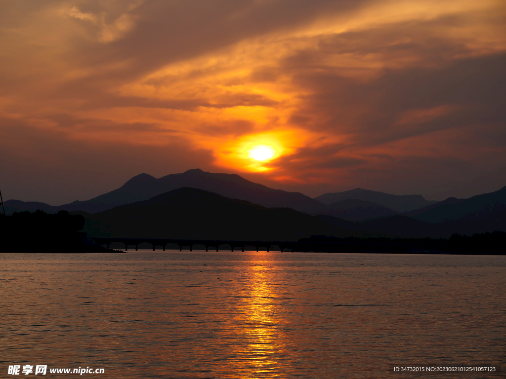 夕阳下的天平湖