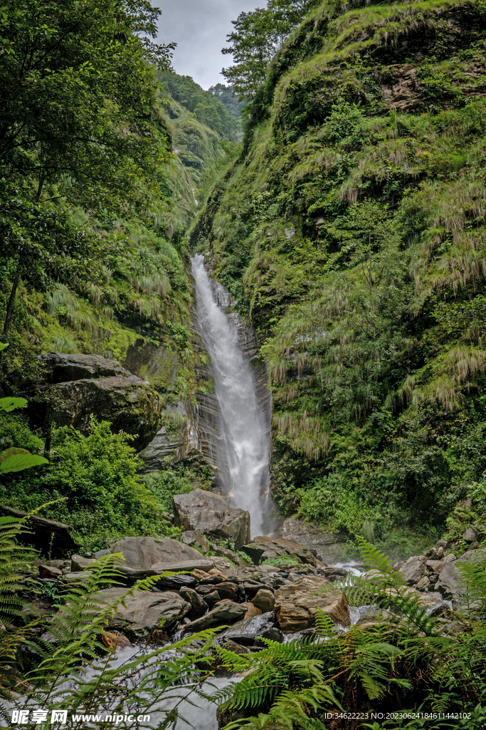 山间瀑布