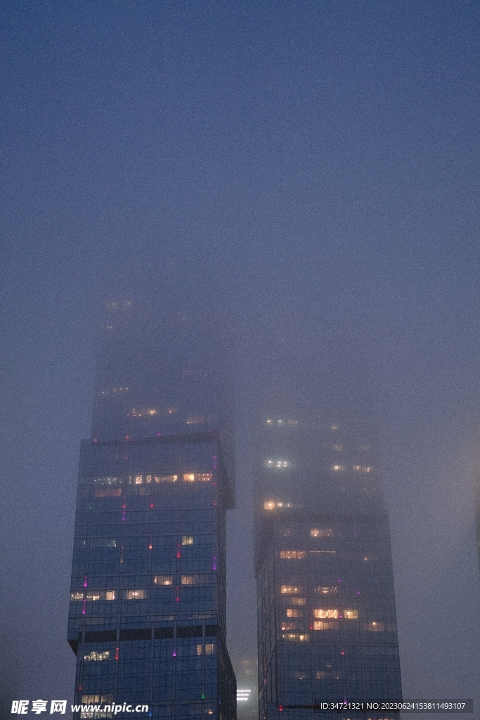 被雾遮掩的城市