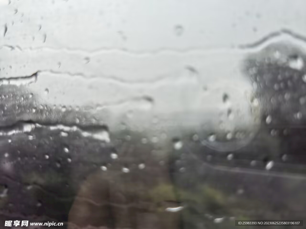 雨中的车玻璃