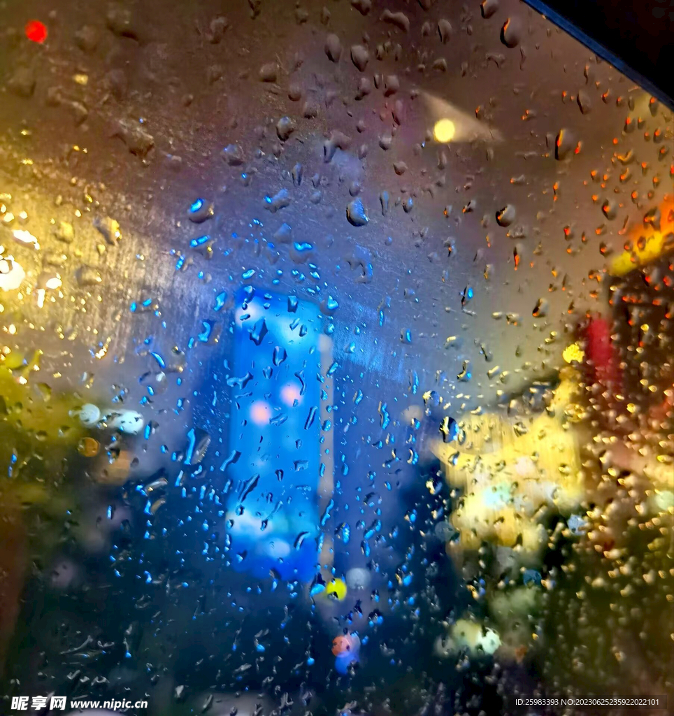 雨中的车玻璃