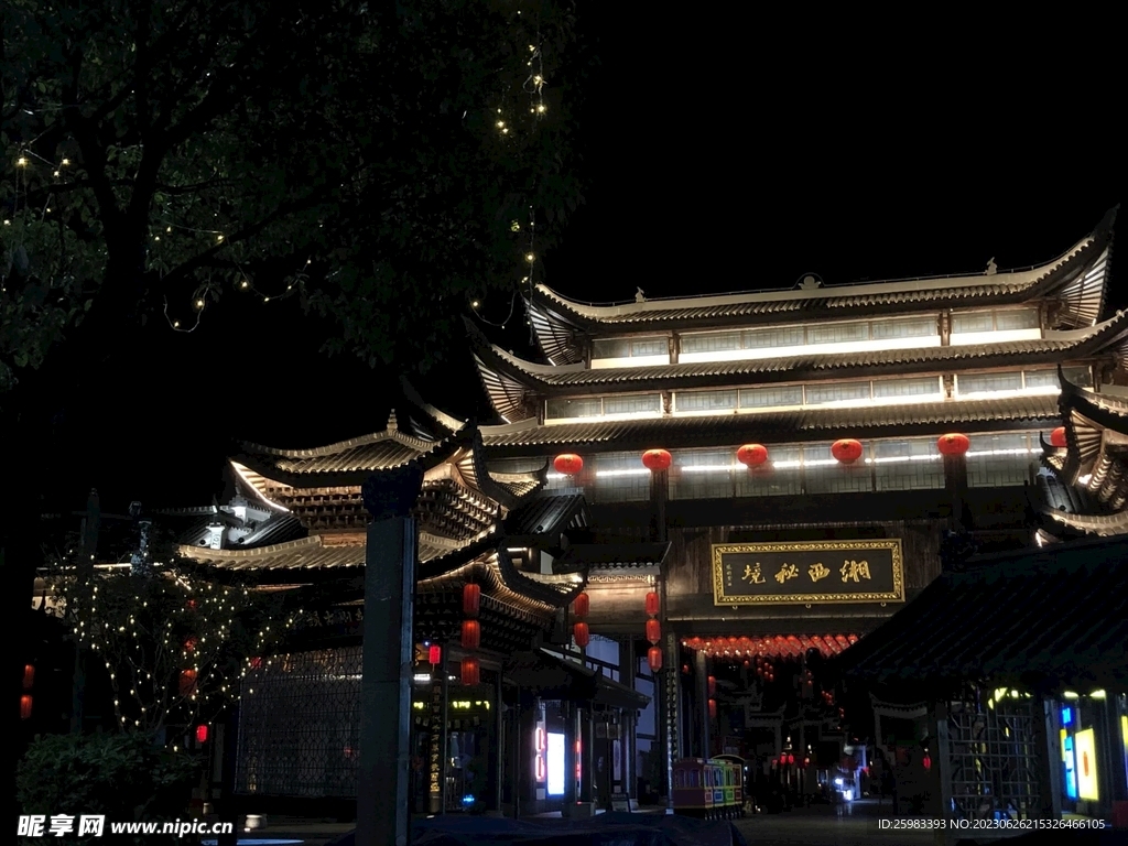 夜空下的古建筑