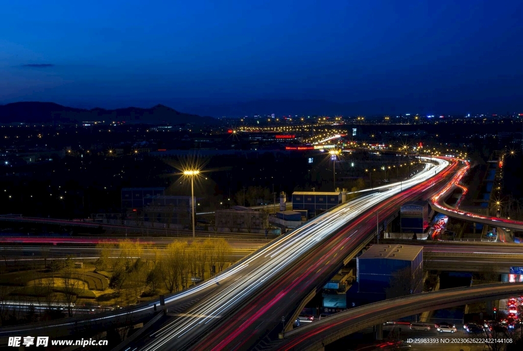 夜晚的高速公路