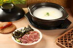 农家土猪肉皮蛋粥