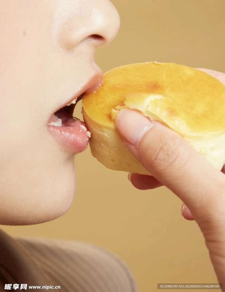 女人吃蛋糕