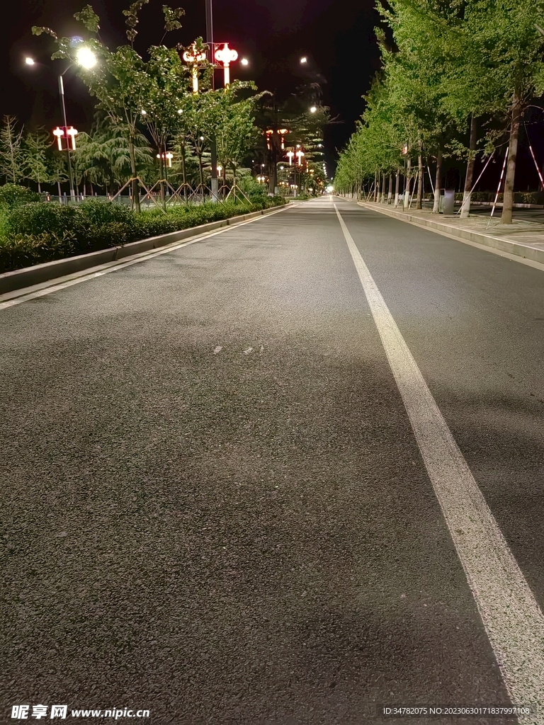 夜晚路灯