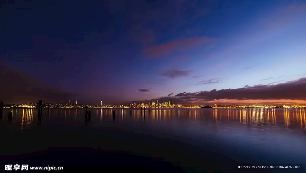 夜幕下的海滨城市