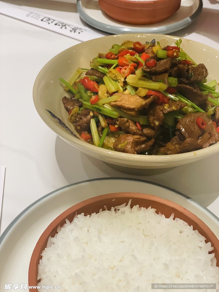 炒肉和米饭