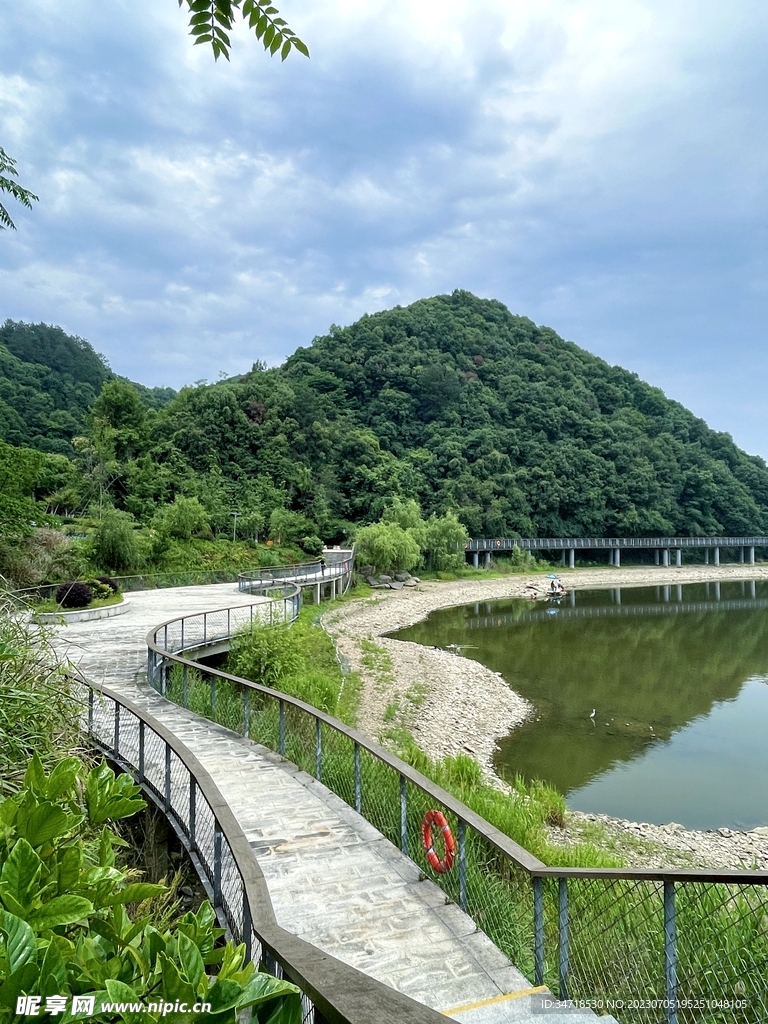 崎岖向前