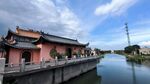 水畔古寺