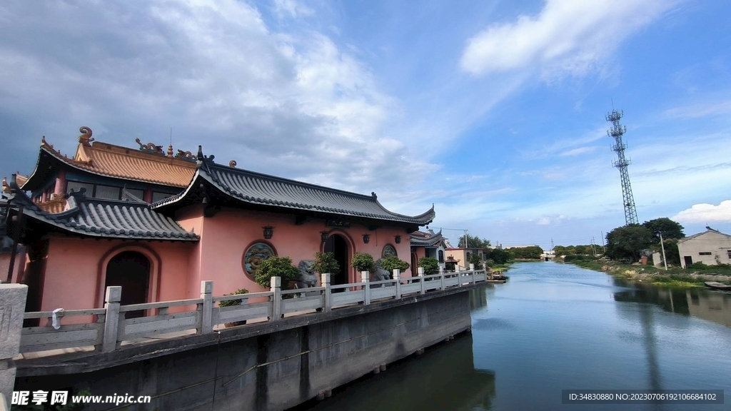 水畔古寺