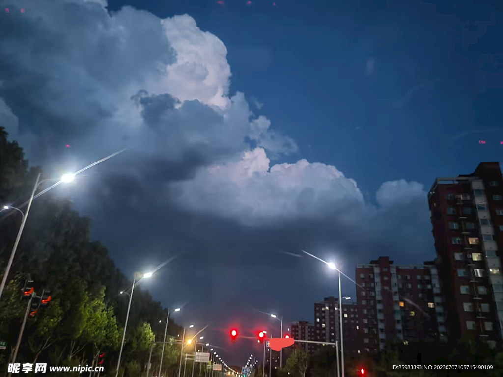 暴风雨来临之前的县城