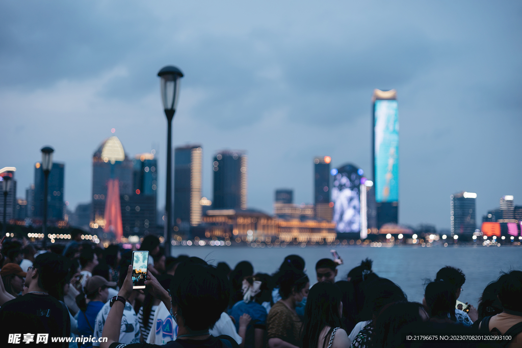 上海外滩夜景人群涌动 莽牛网络