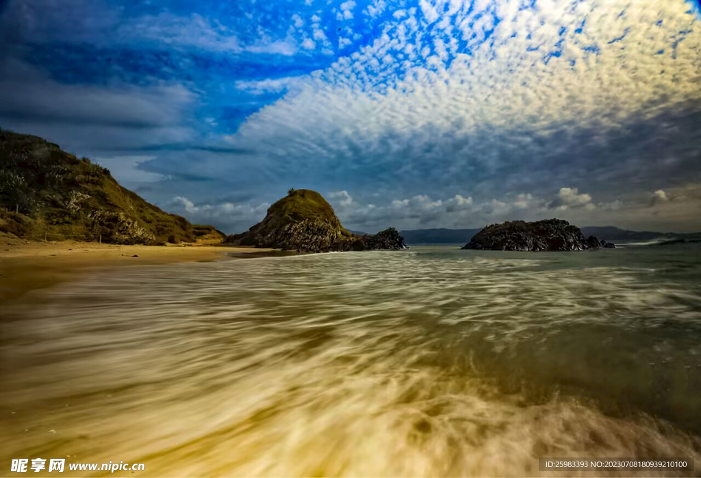 海浪拍岸