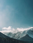 云雾缭绕得雪山