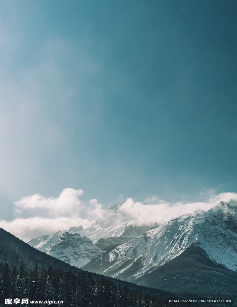 云雾缭绕得雪山