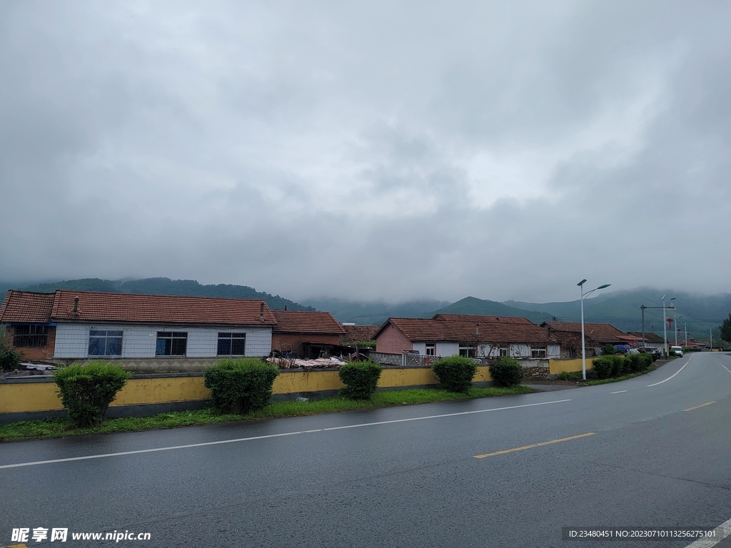 阴雨天空