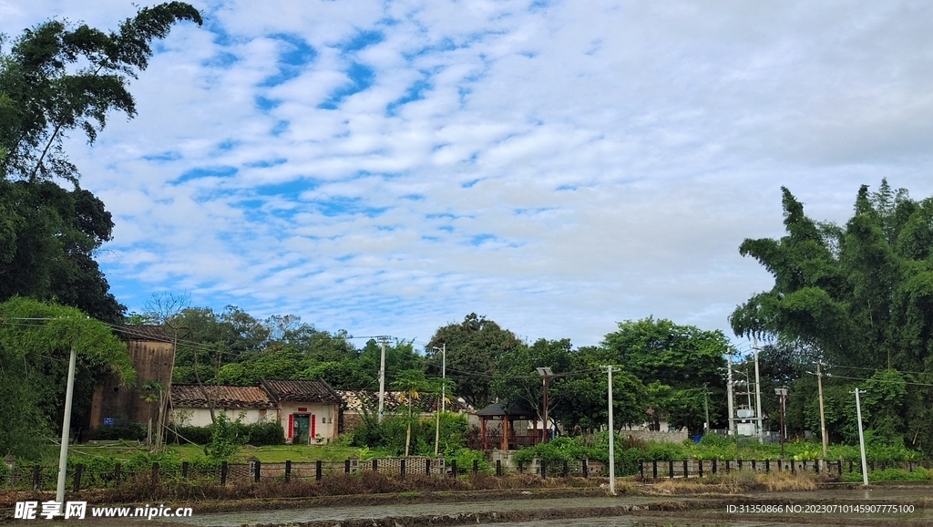 蓝天白云古建筑