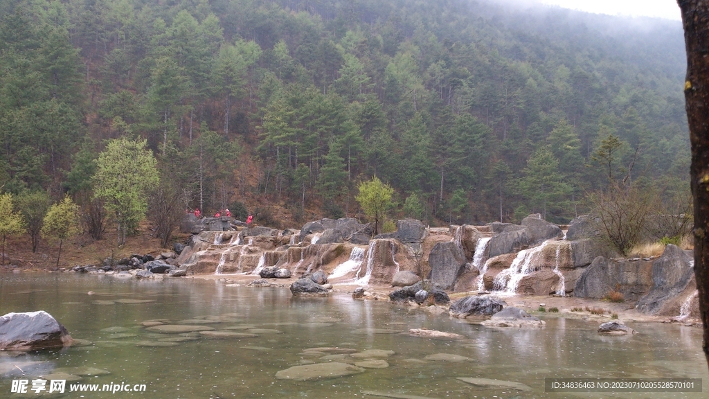 云南玉龙雪山山脚