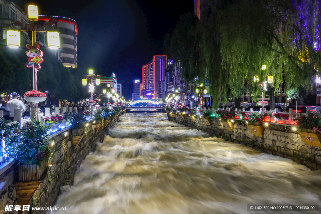 康定溜溜城夜景