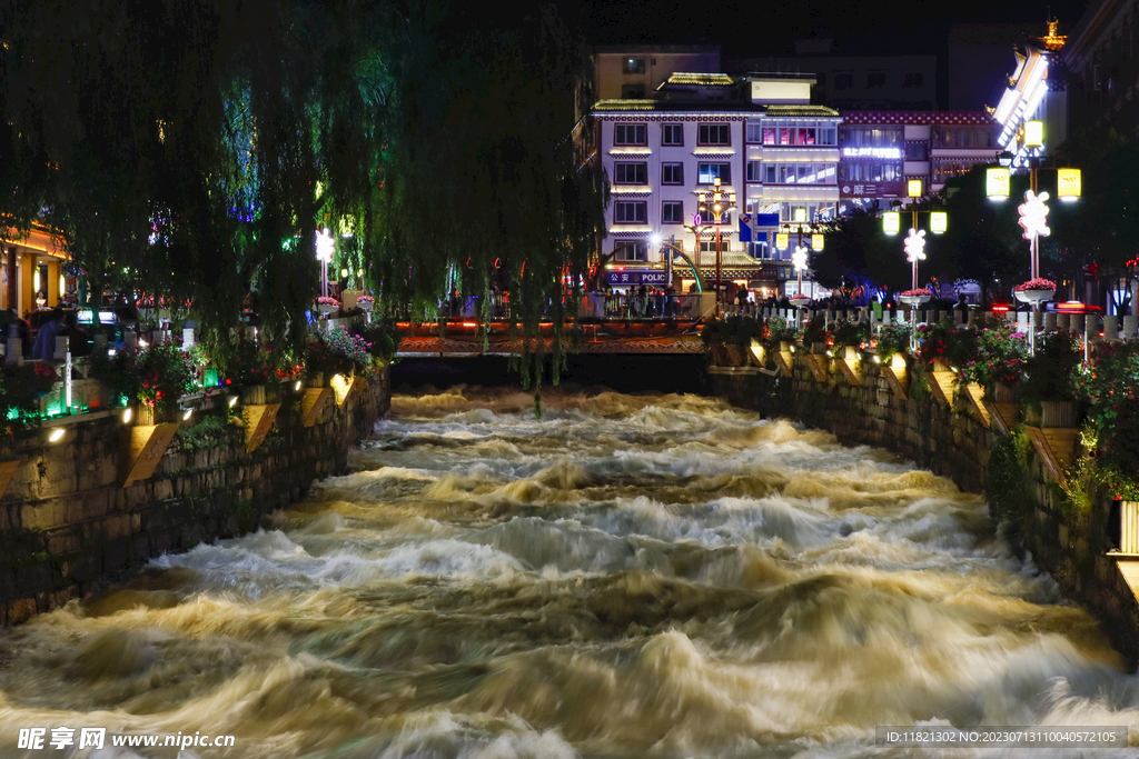 康定溜溜城夜景