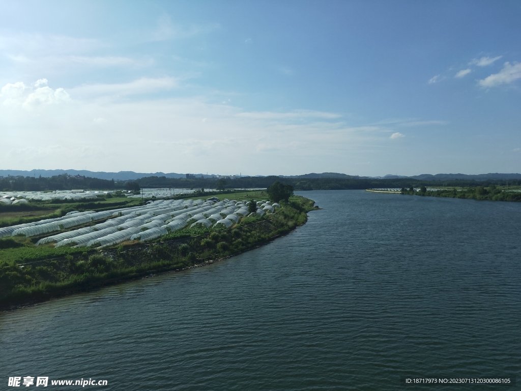 河上风景