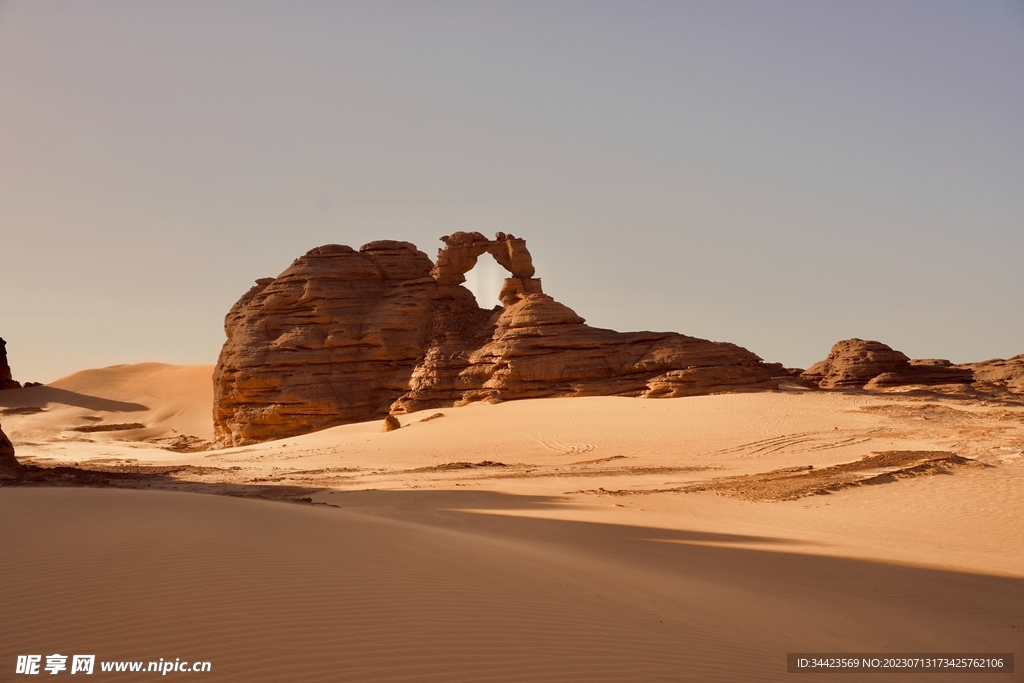 沙漠中屹立的巨石