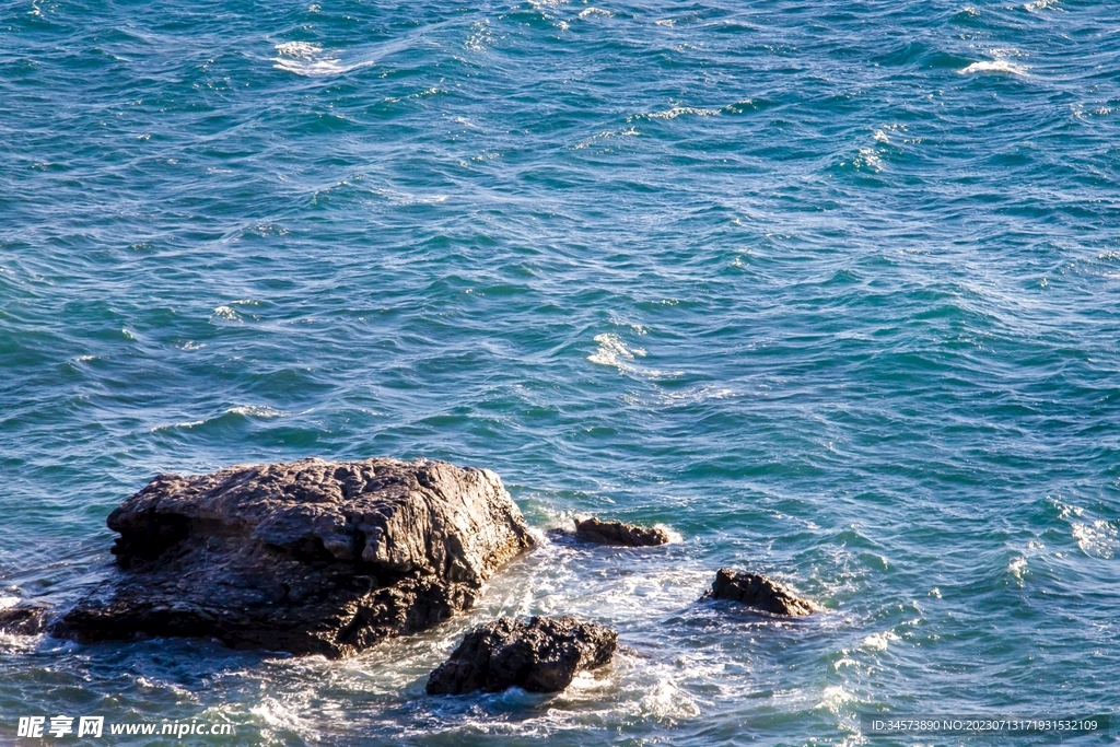 海水与礁石