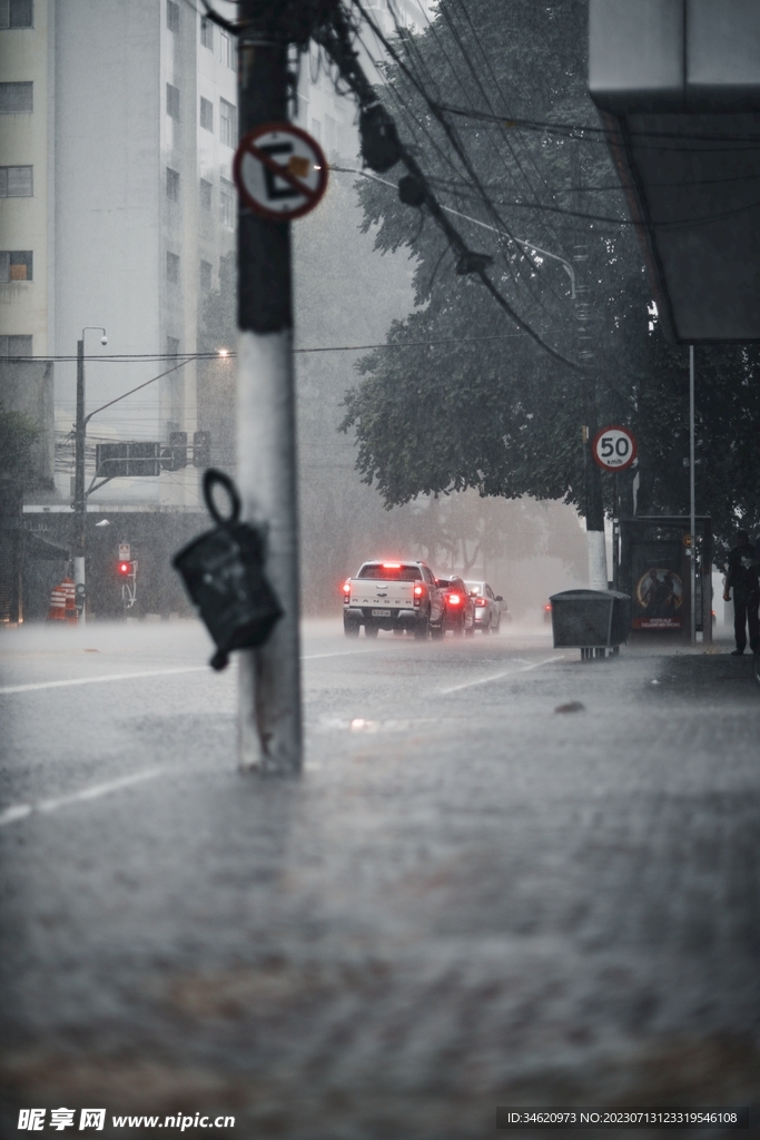 城市雨中行车