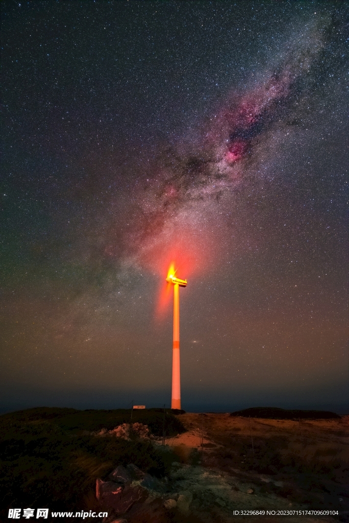 晚霞星空下的大风车