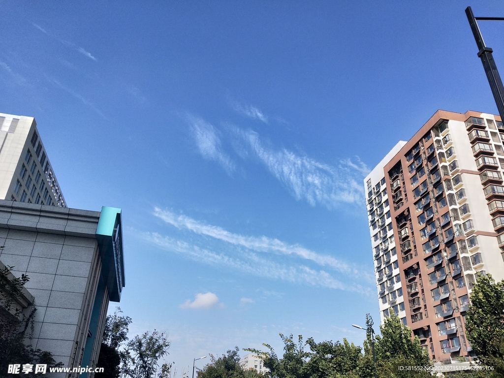 蓝天  白云   建筑  空气