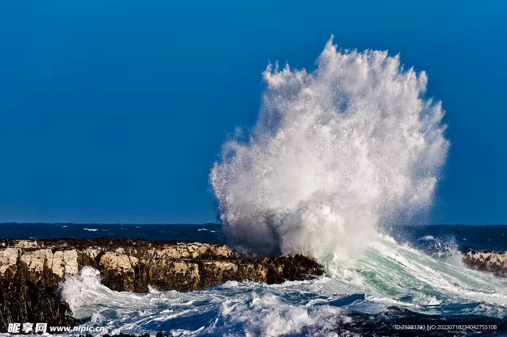 大浪拍岸