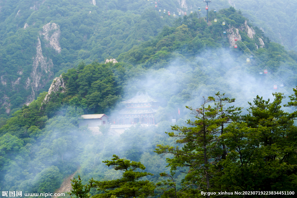 雨后老君山烟雾缭绕