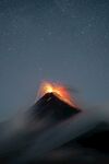 喷射火光的火山