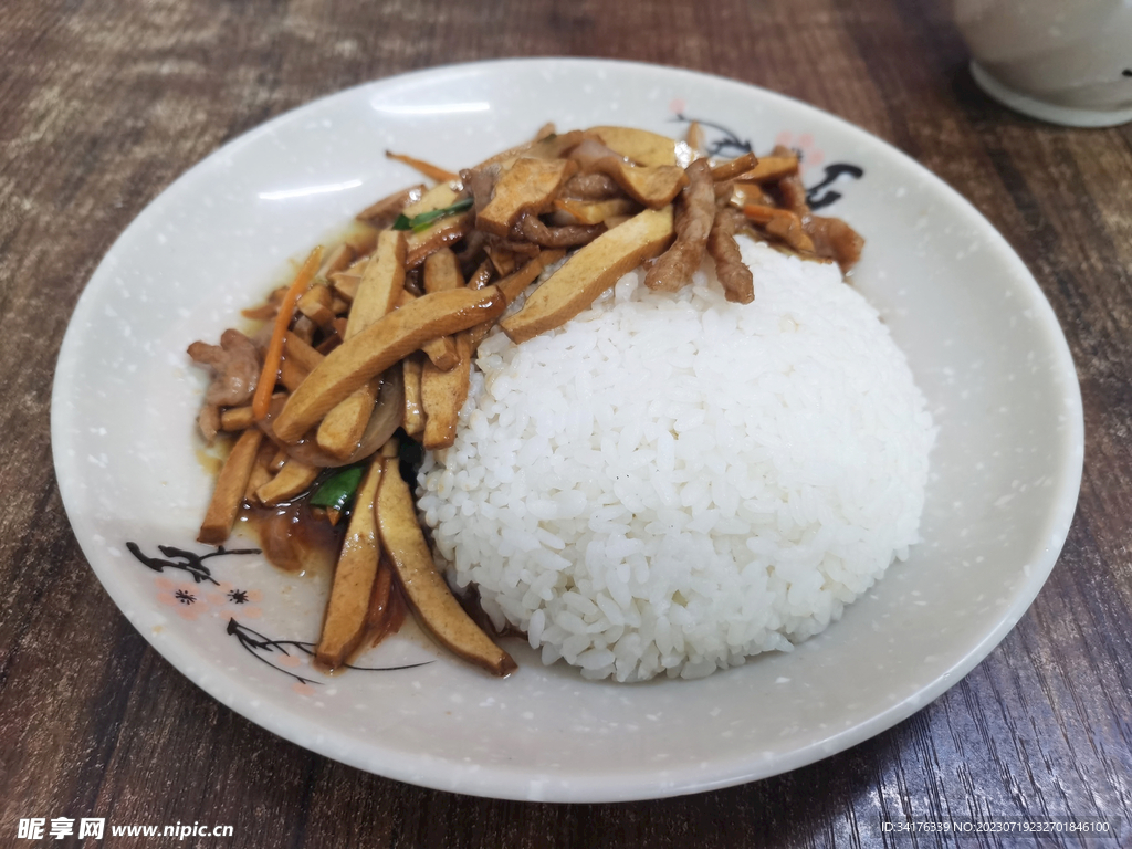 青椒肉丝盖浇饭豆皮餐饮高清摄影大图-千库网