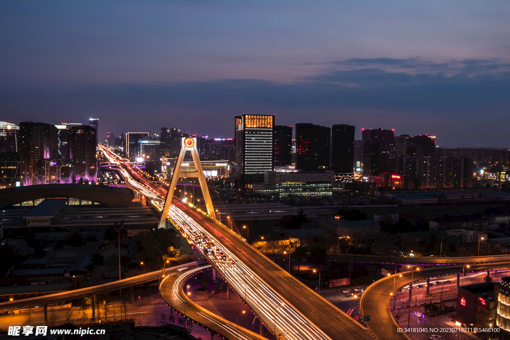 成都傍晚的夜景