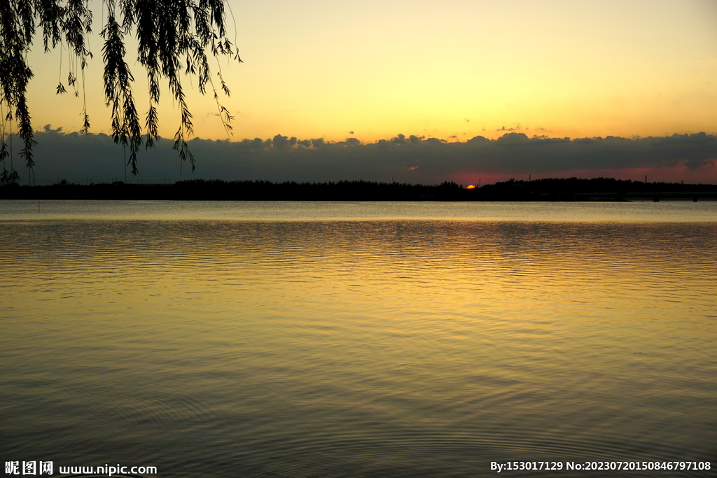 沈阳丁香湖的夕阳景色