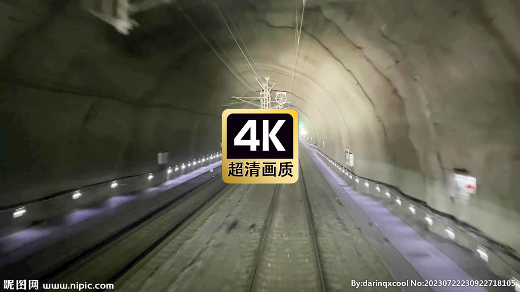 高速列车在隧道中行驶