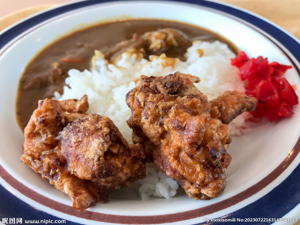 油炸鸡肉块美食