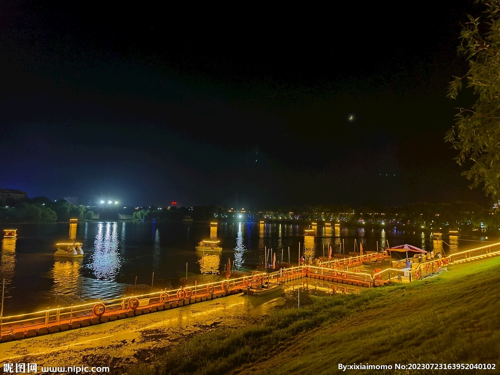 湖面夜景