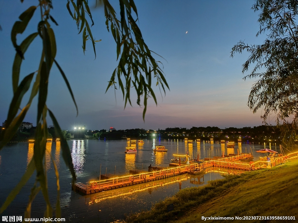 湖面夜景