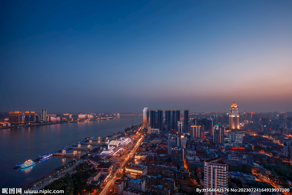 武汉长江江滩夜景