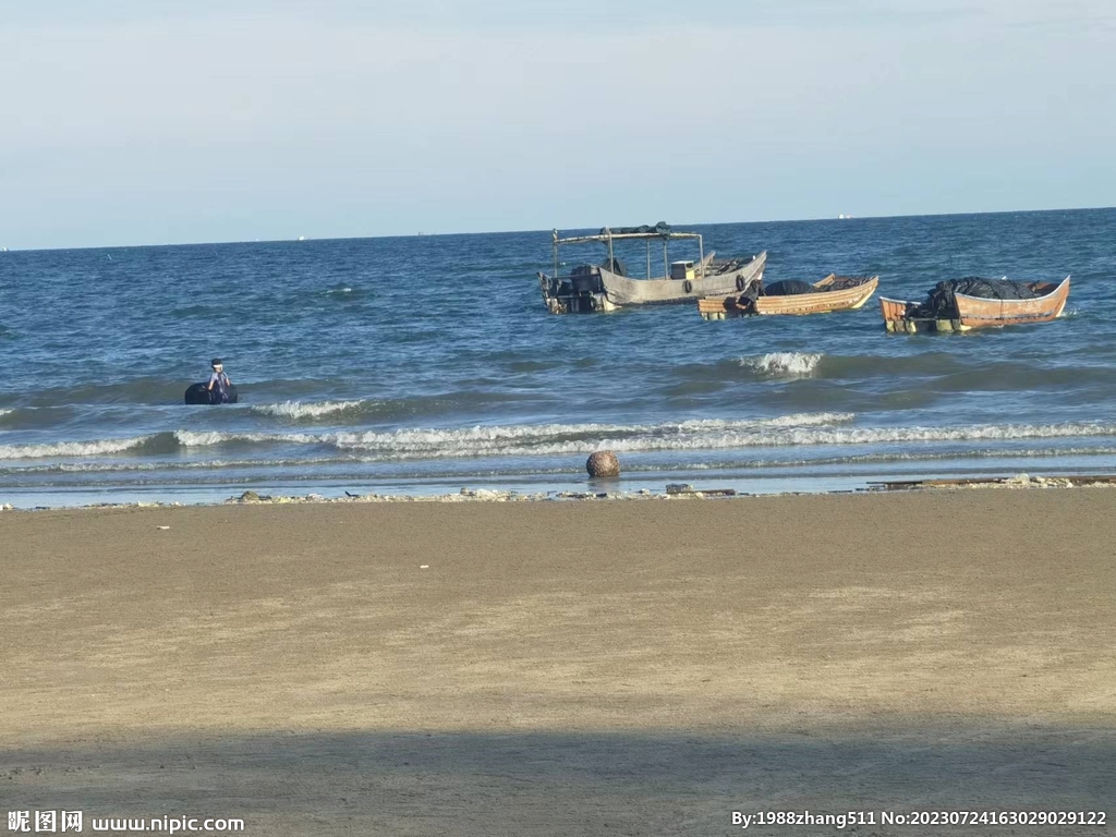 海边沙滩小船 蓝天白天大海沙滩