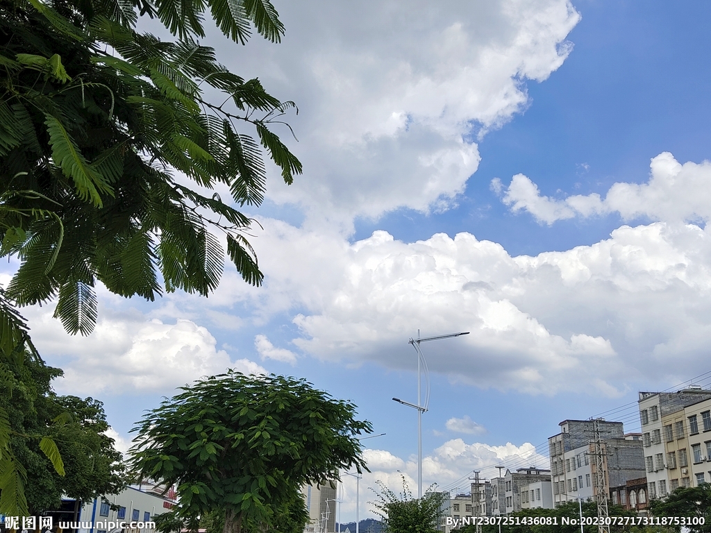 蓝白的天空