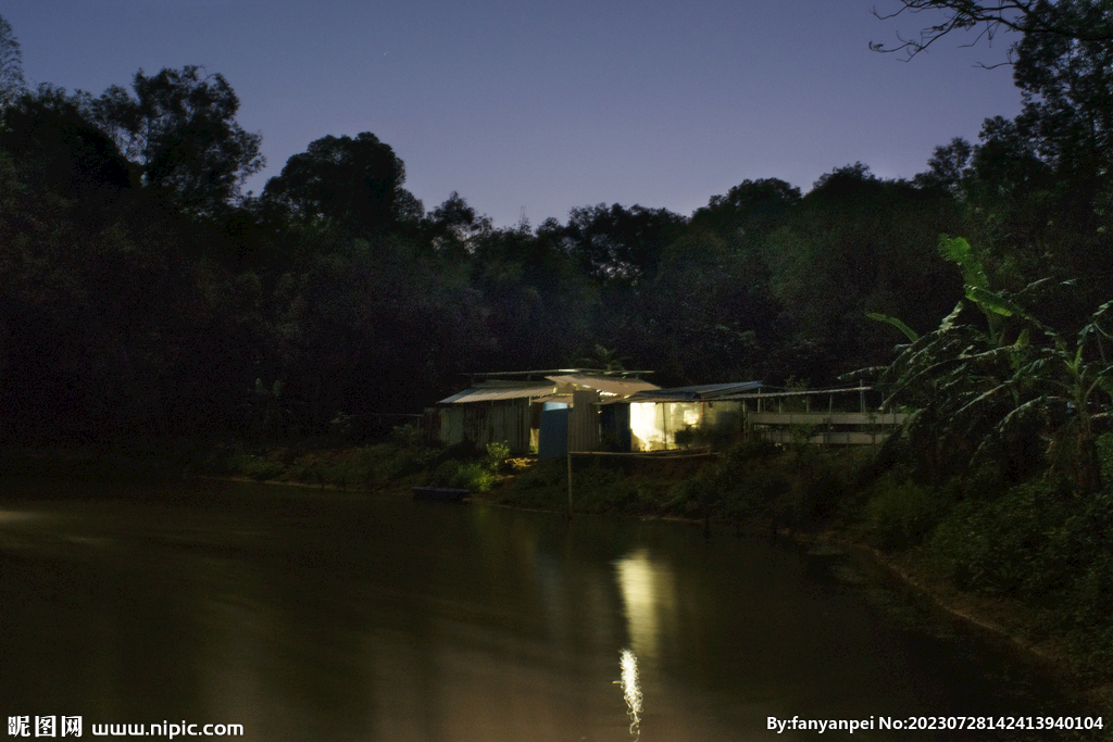 夜晚山区小屋灯光