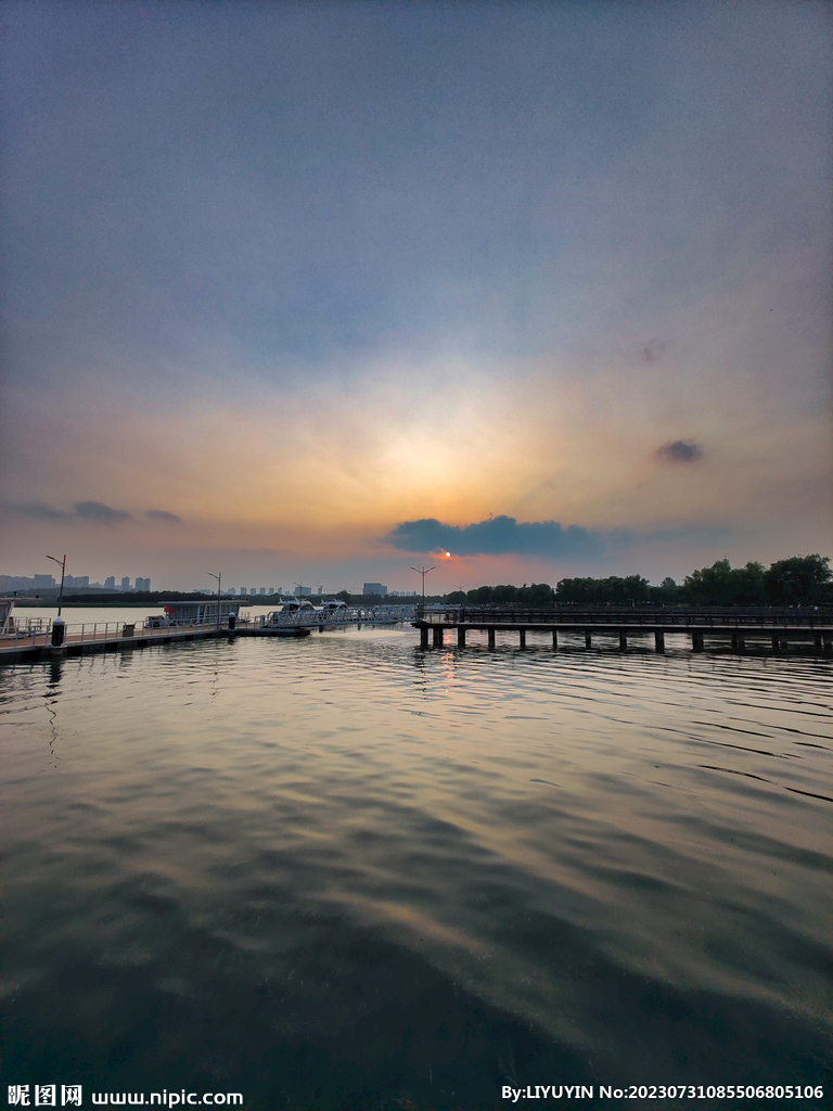 夕阳下的湖面