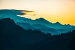 夕阳远山