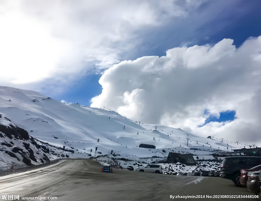 积雪的山区