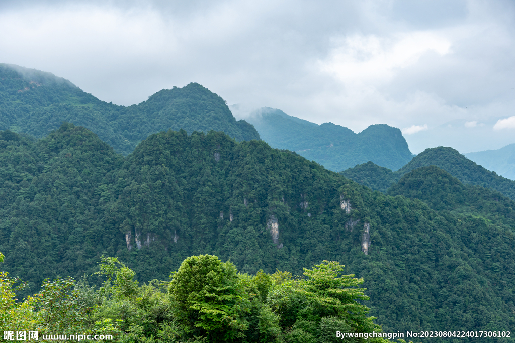 崇山峻岭