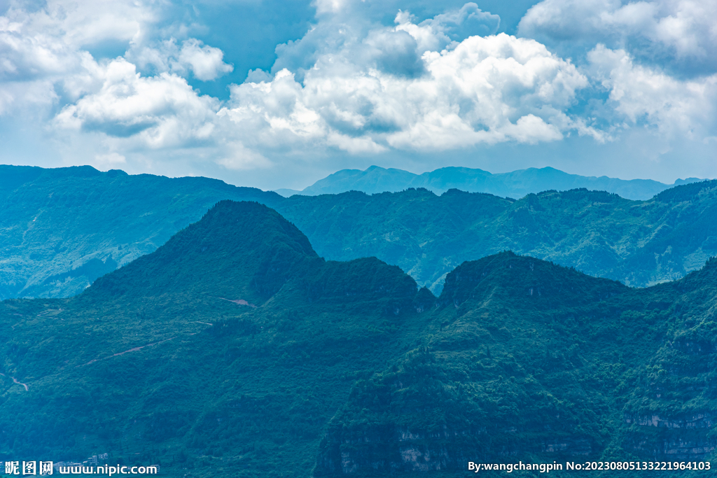 崇山峻岭